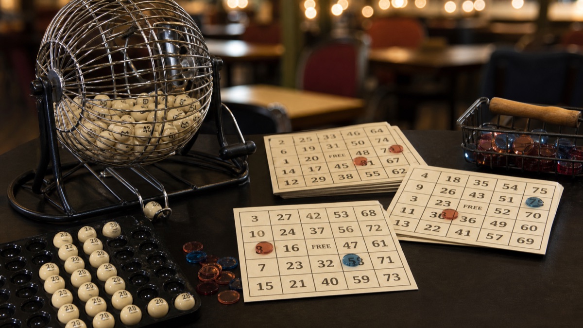 Cartelle, palline e cestello del bingo